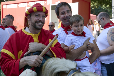 Fotos de la salida de la Comparsa de Gigantes y Cabezudos este 10 de julio de San Fermín 2025