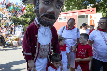 Fotos de la salida de la Comparsa de Gigantes y Cabezudos este 10 de julio de San Fermín 2025
