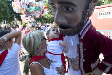 Fotos de la salida de la Comparsa de Gigantes y Cabezudos este 10 de julio de San Fermín 2025
