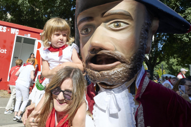 Fotos de la salida de la Comparsa de Gigantes y Cabezudos este 10 de julio de San Fermín 2025