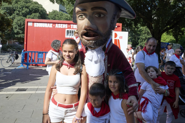 Fotos de la salida de la Comparsa de Gigantes y Cabezudos este 10 de julio de San Fermín 2025