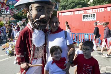 Fotos de la salida de la Comparsa de Gigantes y Cabezudos este 10 de julio de San Fermín 2025