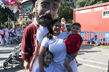 Fotos de la salida de la Comparsa de Gigantes y Cabezudos este 10 de julio de San Fermín 2025