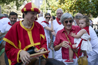 Fotos de la salida de la Comparsa de Gigantes y Cabezudos este 10 de julio de San Fermín 2025