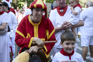 Fotos de la salida de la Comparsa de Gigantes y Cabezudos este 10 de julio de San Fermín 2025