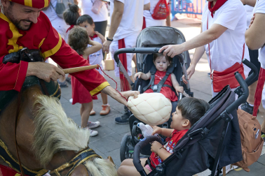 Fotos de la salida de la Comparsa de Gigantes y Cabezudos este 10 de julio de San Fermín 2025