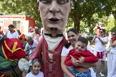 Fotos de la salida de la Comparsa de Gigantes y Cabezudos este 10 de julio de San Fermín 2025