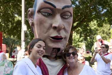 Fotos de la salida de la Comparsa de Gigantes y Cabezudos este 10 de julio de San Fermín 2025