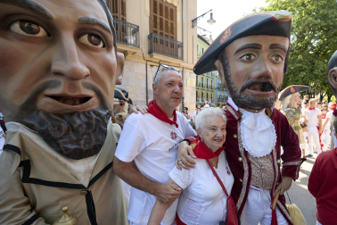 Fotos de la salida de la Comparsa de Gigantes y Cabezudos este 10 de julio de San Fermín 2025