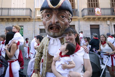 Fotos de la salida de la Comparsa de Gigantes y Cabezudos este 10 de julio de San Fermín 2025