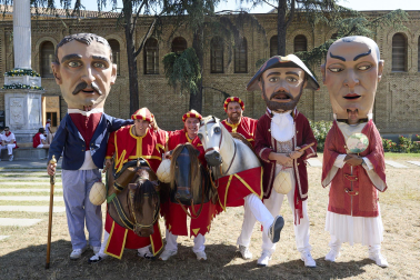 Fotos de la salida de la Comparsa de Gigantes y Cabezudos este 10 de julio de San Fermín 2025