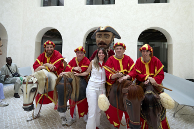 Fotos de la salida de la Comparsa de Gigantes y Cabezudos este 10 de julio de San Fermín 2025