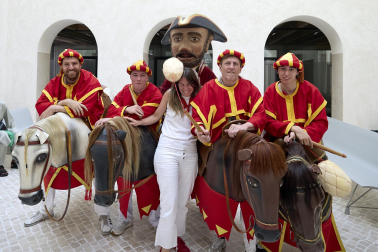 Fotos de la salida de la Comparsa de Gigantes y Cabezudos este 10 de julio de San Fermín 2025