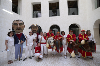 Fotos de la salida de la Comparsa de Gigantes y Cabezudos este 10 de julio de San Fermín 2025