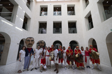 Fotos de la salida de la Comparsa de Gigantes y Cabezudos este 10 de julio de San Fermín 2025