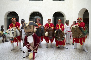 Fotos de la salida de la Comparsa de Gigantes y Cabezudos este 10 de julio de San Fermín 2025