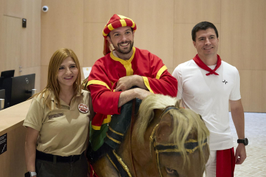 Fotos de la salida de la Comparsa de Gigantes y Cabezudos este 10 de julio de San Fermín 2025