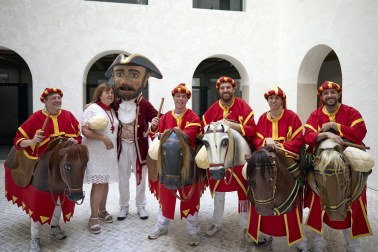 Fotos de la salida de la Comparsa de Gigantes y Cabezudos este 10 de julio de San Fermín 2025