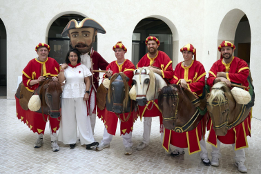 Fotos de la salida de la Comparsa de Gigantes y Cabezudos este 10 de julio de San Fermín 2025