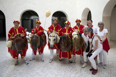 Fotos de la salida de la Comparsa de Gigantes y Cabezudos este 10 de julio de San Fermín 2025