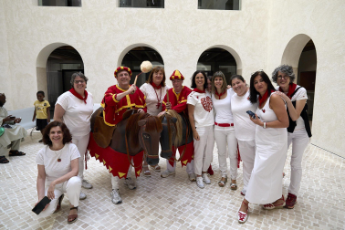 Fotos de la salida de la Comparsa de Gigantes y Cabezudos este 10 de julio de San Fermín 2025