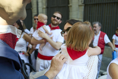 Fotos de la salida de la Comparsa de Gigantes y Cabezudos este 10 de julio de San Fermín 2025