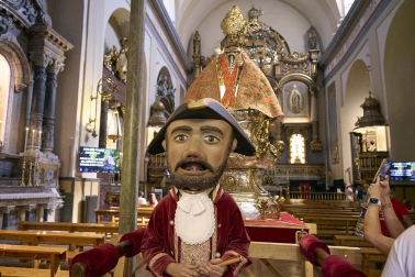 Fotos de la salida de la Comparsa de Gigantes y Cabezudos este 10 de julio de San Fermín 2025