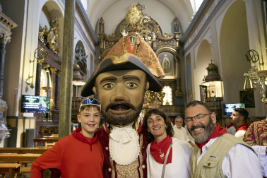 Fotos de la salida de la Comparsa de Gigantes y Cabezudos este 10 de julio de San Fermín 2025