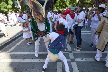Fotos de la salida de la Comparsa de Gigantes y Cabezudos este 10 de julio de San Fermín 2025