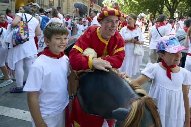 Fotos de la salida de la Comparsa de Gigantes y Cabezudos este 10 de julio de San Fermín 2025