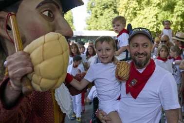 Fotos de la salida de la Comparsa de Gigantes y Cabezudos este 10 de julio de San Fermín 2025