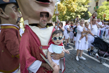 Fotos de la salida de la Comparsa de Gigantes y Cabezudos este 10 de julio de San Fermín 2025