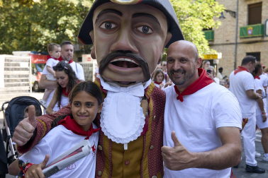 Fotos de la salida de la Comparsa de Gigantes y Cabezudos este 10 de julio de San Fermín 2025