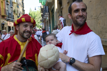 Fotos de la salida de la Comparsa de Gigantes y Cabezudos este 10 de julio de San Fermín 2025