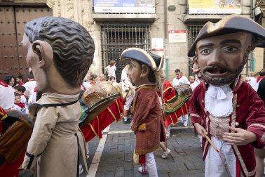 Fotos de la salida de la Comparsa de Gigantes y Cabezudos este 10 de julio de San Fermín 2025