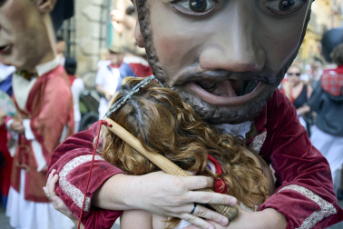 Fotos de la salida de la Comparsa de Gigantes y Cabezudos este 10 de julio de San Fermín 2025