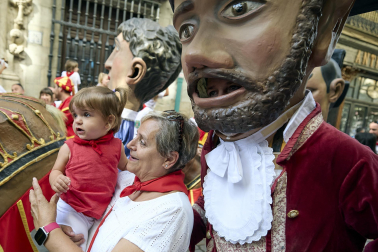 Fotos de la salida de la Comparsa de Gigantes y Cabezudos este 10 de julio de San Fermín 2025
