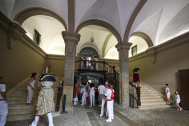 Fotos de la salida de la Comparsa de Gigantes y Cabezudos este 10 de julio de San Fermín 2025