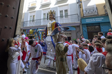 Fotos de la salida de la Comparsa de Gigantes y Cabezudos este 10 de julio de San Fermín 2025