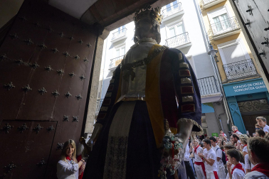 Fotos de la salida de la Comparsa de Gigantes y Cabezudos este 10 de julio de San Fermín 2025