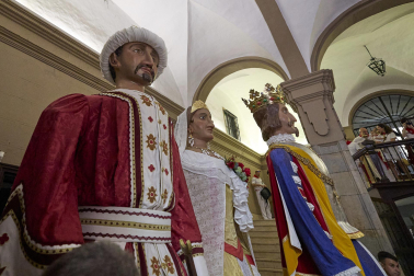 Fotos de la salida de la Comparsa de Gigantes y Cabezudos este 10 de julio de San Fermín 2025