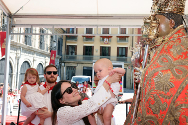 Fotos de la ofrenda infantil a San Fermín en el Rincón de la Aduana este jueves 10 de julio de 2025.