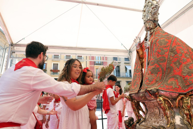 Fotos de la ofrenda infantil a San Fermín en el Rincón de la Aduana este jueves 10 de julio de 2025.