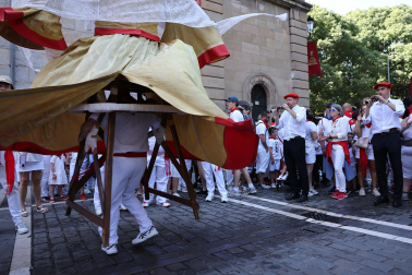 Fotos de la ofrenda infantil a San Fermín en el Rincón de la Aduana este jueves 10 de julio de 2025.