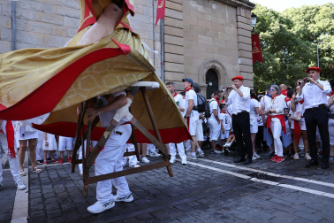 Fotos de la ofrenda infantil a San Fermín en el Rincón de la Aduana este jueves 10 de julio de 2025.