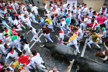 Fotos del sexto encierro de San Fermín 2025 en la Estafeta con toros de Escolar. |