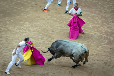 Fotos del sexto encierro de San Fermín con toros de Escolar, llegada a la plaza de toros. |