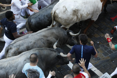 Sexto encierro con toros de Escolar en la calle Estafeta. |
