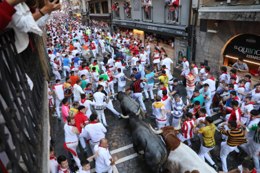 Fotos del sexto encierro de San Fermín 2025 en la Estafeta con toros de Escolar. |