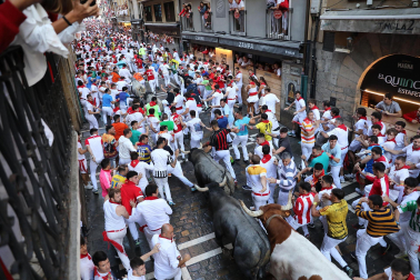 Fotos del sexto encierro de San Fermín 2025 en la Estafeta con toros de Escolar. |
